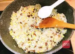 Illustration of how to make scallop and egg fried rice 16