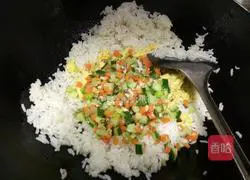 Illustration of how to make colorful fried rice 9