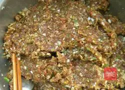 Illustration of how to make green radish meat dumpling stuffing 3