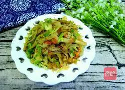 Illustration of how to make fried shredded cabbage pancakes 9