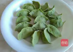 Illustration of making mushroom, pork and carrot dumplings 15