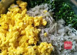 Illustration of how to make big steamed buns with three fillings (leeks, vermicelli and eggs)