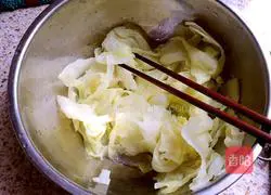 Illustration of how to make wontons with mushrooms and cabbage 1