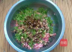 Illustration of how to make pork dumpling stuffing 5