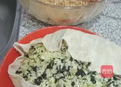 Illustration of how to make pork, cabbage and fungus dumplings 5