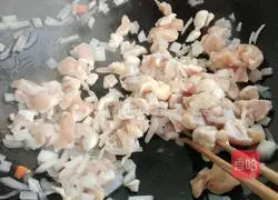 Illustration of how to make chicken and potato stuffed rice 2