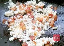 Illustration of how to make sausage and egg fried rice 8