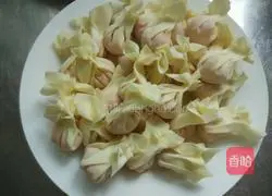 Illustration of how to make carrot and meat wontons 8