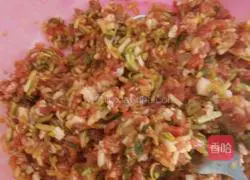 Illustration of how to make pork and green onion dumplings 1