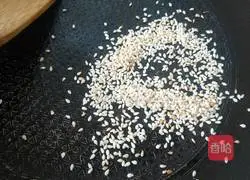 Illustration of how to make sesame and pine nut glutinous rice balls 4