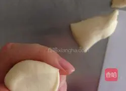 Illustration of how to make fresh milk steamed buns 3