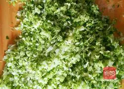 Illustration of how to make cabbage and shrimp dumplings 3