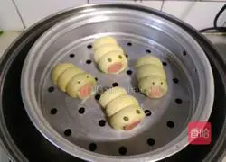 Illustration of making caterpillar ham steamed buns 11