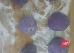 Illustration of how to make steamed buns stuffed with purple sweet potato and bean paste 14