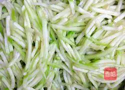 Illustration of how to make loofah stuffed dumplings 4