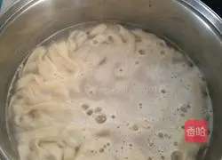 Illustration of how to make shredded pork and beet noodles 8