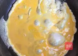 Illustration of how to make fried noodles with egg sausage 4
