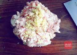 Illustration of how to make onion and pork wonton stuffing 2