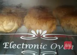 Illustration of how to add meat to sesame cakes 7