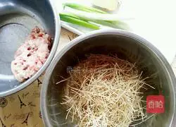 Illustration of how to make pork vermicelli buns 4