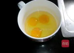 Illustration of how to make chili powder and egg fried rice 1