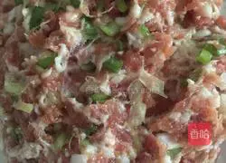 Illustration of how to make pork and green onion wontons 3