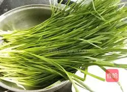 Illustration of how to make leek and pork dumplings 1