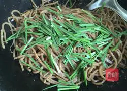 Illustration of how to make shredded pork noodles 7