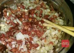 Illustration of how to make mutton and onion cake 5