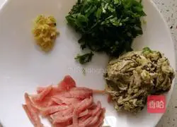 Illustration of how to make sauerkraut and shredded pork noodles 1