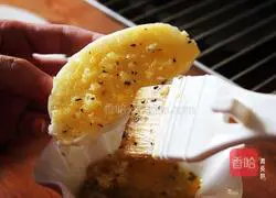 Illustration of how to make grilled steamed buns 5