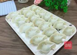 Illustration of how to make three fresh stuffed dumplings 9