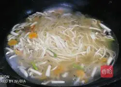 Illustration of shredded chicken and vegetable nutritious noodles 7