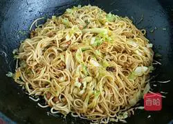 Illustration of how to make fried noodles with shredded pork and cabbage 7