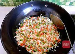 Illustration of how to make colorful fried rice 8