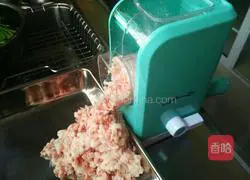 Illustration of how to make celery and pork dumpling stuffing 6