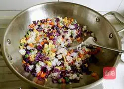 Illustration of how to make colorful egg fried rice 18