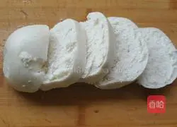 Illustration of how to make egg steamed bun slices 1
