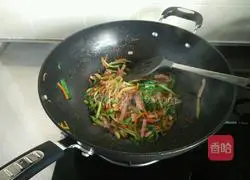 Illustration of how to make fried noodles with bacon and mixed vegetables 11