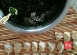 Illustration of how to make non-stick dumplings 6