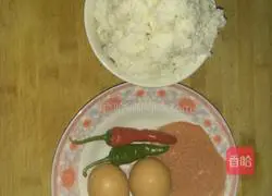 Illustration of how to make green pepper and egg fried rice 1