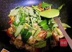 Illustration of how to make vegetarian fried noodles 9
