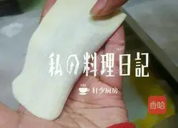 Illustration of how to make shepherd's purse, green vegetables, enoki mushroom and meat-filled Yuanbao wontons 14