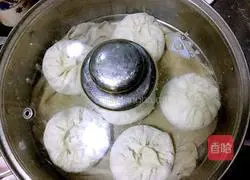 Illustration of how to make large steamed buns with vegetarian filling 9