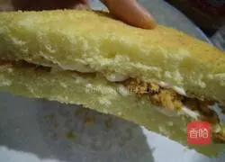 Illustration of how to make sandwich meat floss cake 14