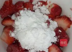 Illustration of how to make handmade strawberry glutinous rice balls 4