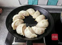 Illustration of how to make mutton pot stickers and dumplings 11