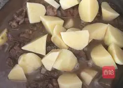 Illustration of how to make the staple food of pork ribs braised with sauerkraut (fried steamed buns) 4