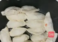 Illustration of making fungus, carrot and pork dumplings 7