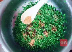 Illustration of how to make handmade pork and leek dumplings 5